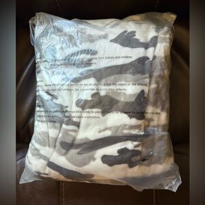 NWOT THE COMFY | Oversized Light Microfiber Wearable Blanket, One Size Fits All